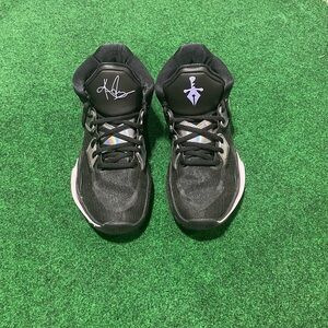 Kyrie infinity black/metallic silver size 8